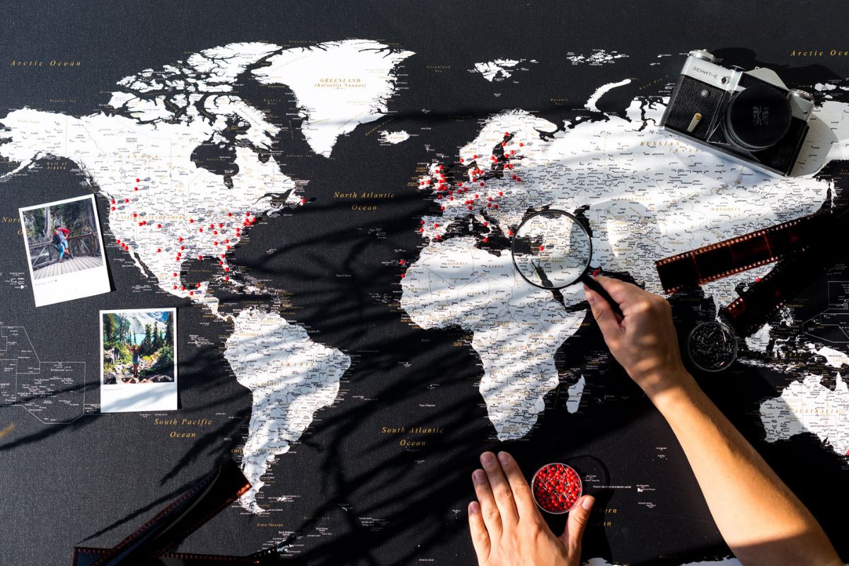 Black and White Push Pin World Maps to track places visited