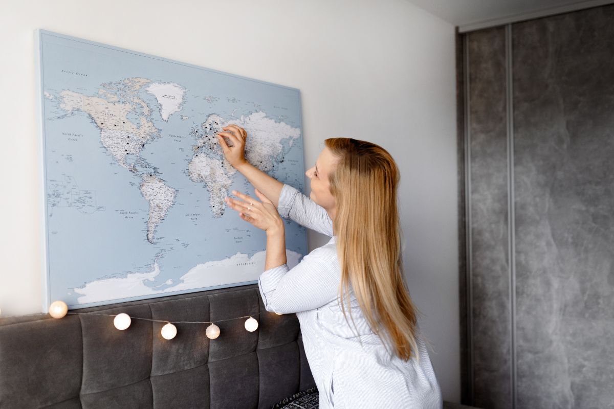 Push Pin Travel Maps in bendroom decor