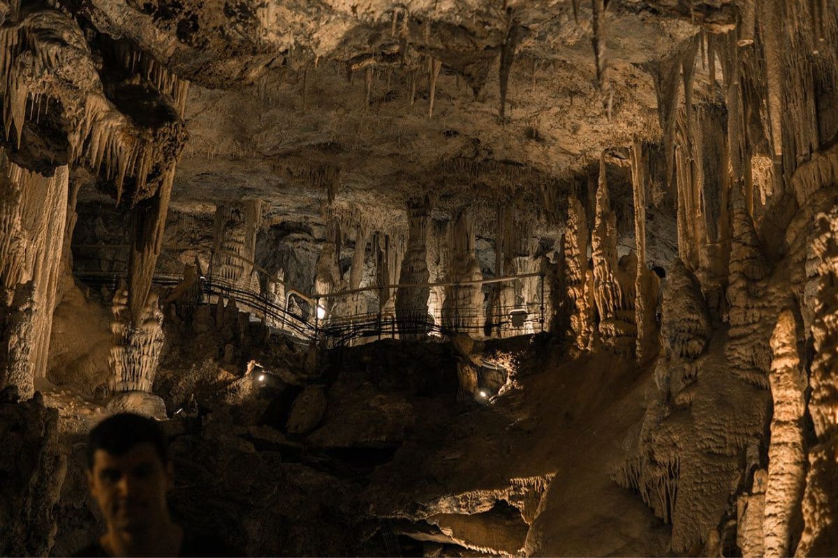 stalagtitai ir stalagmitai monako urvuose